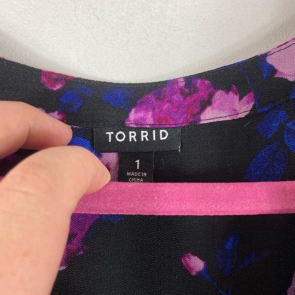 TORRID Size 1X Womems Multicolor Floral V-Neck Short Sleeve Top Fairy Whimisgoth - Picture 2 of 5